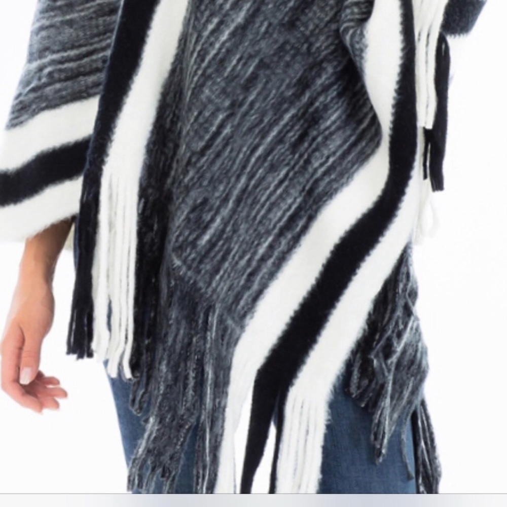 Black and White poncho - Picture 2 of 2